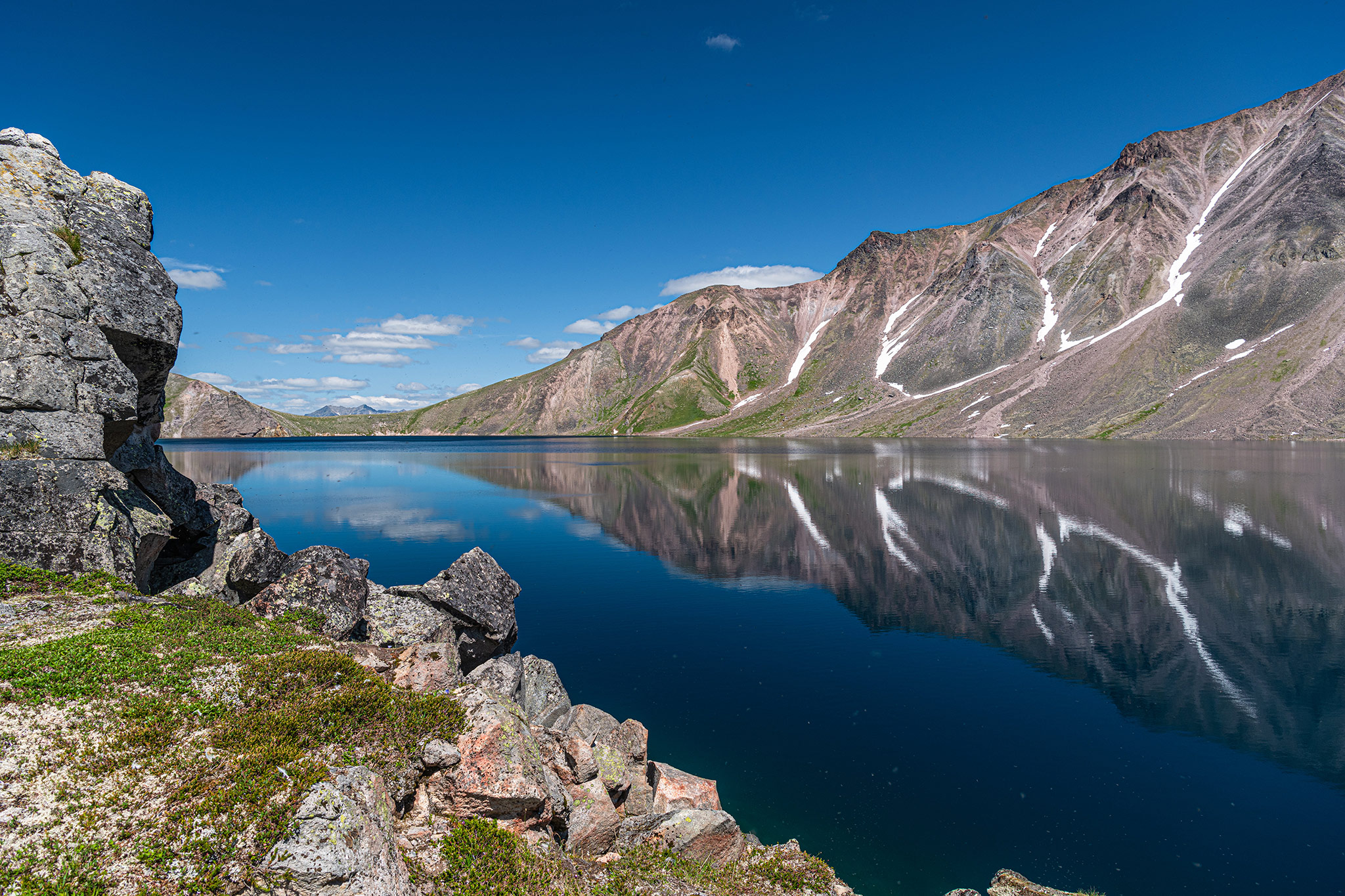 Вулкан и озеро Хангар, Камчатка (Volcano and Lake Khangar, Kamchatka)
